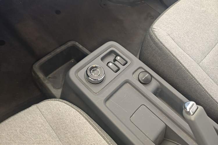 Used Wuling Yangguang 2024 300km Range Practical Window-Sealed Version 60kW Gear Lever