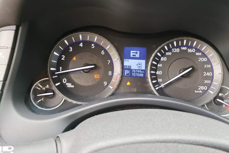 Used Infiniti Q70 2017 Q70L 2.5L Enjoyment Edition Odometer Close Up