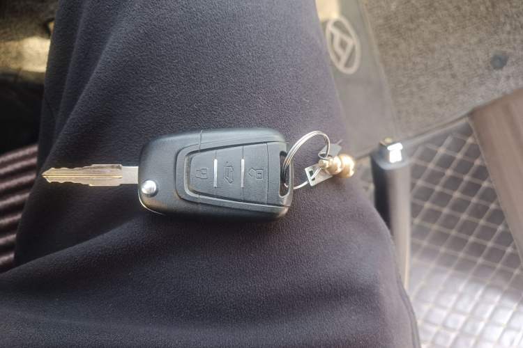 Used SAIC MAXUS Xintu V80 2019 2.5T Classic AMT Aoyuntong Short Wheelbase Mid-Roof 5/6-Seater Vehicle Key