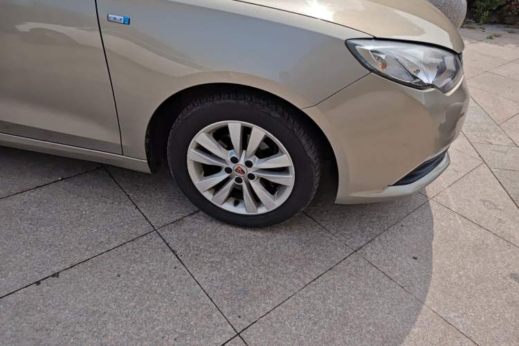 Used Roewe 360 2015 1.5L Automatic Luxury Edition Right Front Wheel Hub