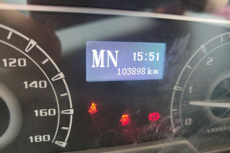 Used SAIC MAXUS Xintu V80 2018 2.5T AMT Elite Edition Long Wheelbase Mid-Roof Design 7/10 Seats Odometer Close Up