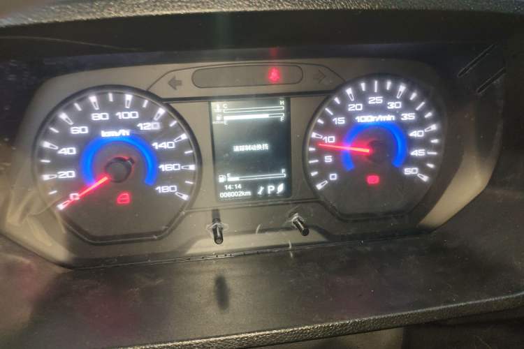 Used Iveco Daily 2023 2.5T A35M1 Multi-Purpose Passenger Vehicle Short Wheelbase Low Roof Single-Tire Side-Sliding Door Automatic Transmission
