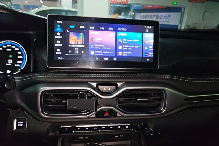 Used Geely Auto Haoyue 2020 1.8TD DCT Luxury Model 5 Seats Audio And AC Panel