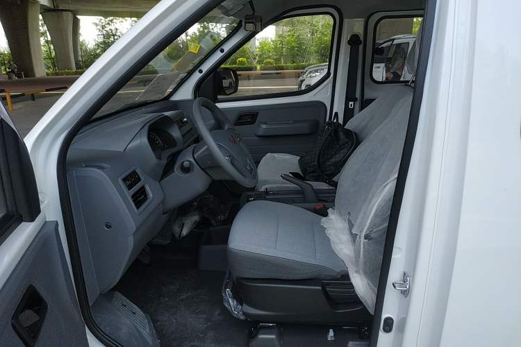 Used Wuling Yangguang 2024 300KM Comfort Version Passenger Van 75kW