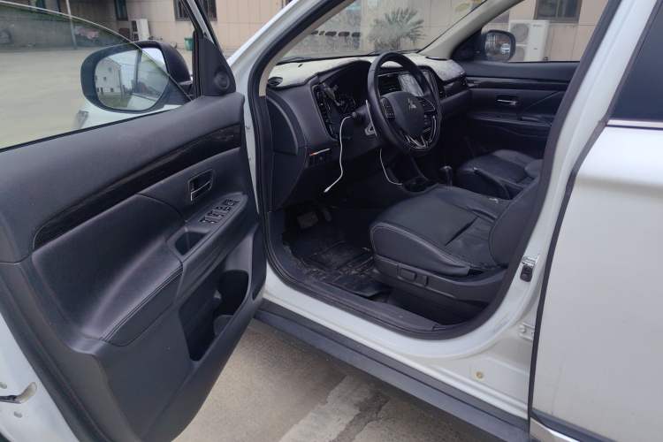 Used Mitsubishi Outlander 2016 2.4L 4x4 Luxury Edition 7-Seater