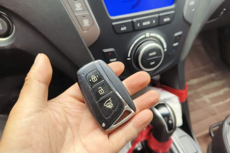 Used Hyundai Santa Fe 2013 2.4L Automatic Two-Wheel Drive Smart Version Vehicle Key