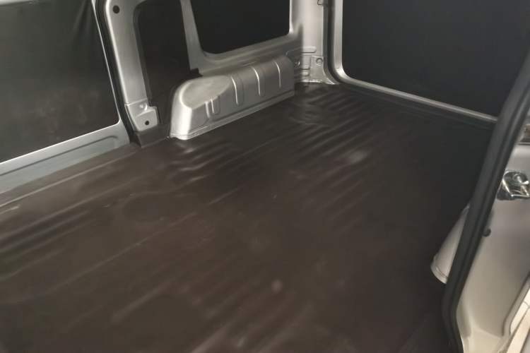 Used Wuling Hongguang V 2022 1.5L Jingqu Edition Enclosed-Window Vehicle with Hydraulic Power Steering LAR
