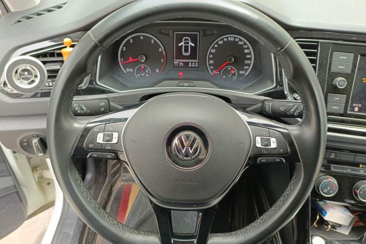 Used Volkswagen T-ROC 2019 280TSI DSG Two-Wheel Drive Comfort Version China VI Standard Steering Wheel