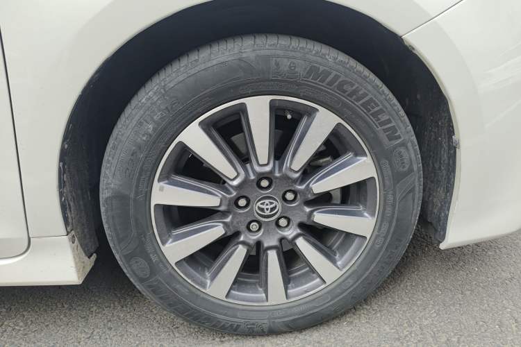 Used Toyota SIENNA  Right Front Wheel Hub