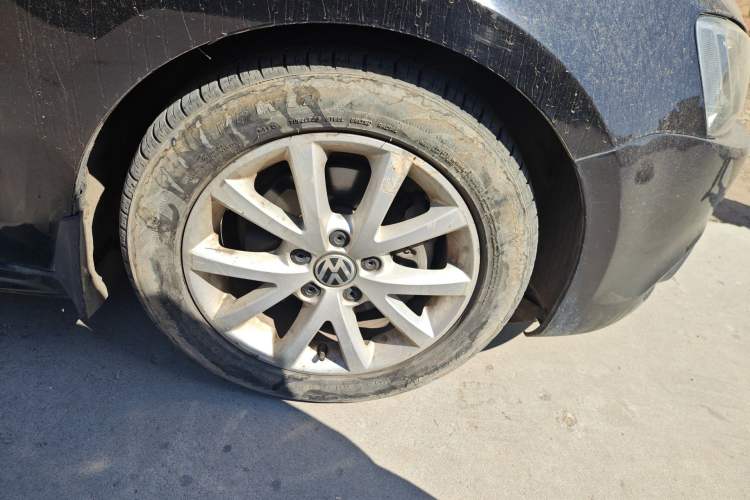 Used Volkswagen Sagitar 2012 1.4TSI Manual Luxury Model Right Front Wheel Hub