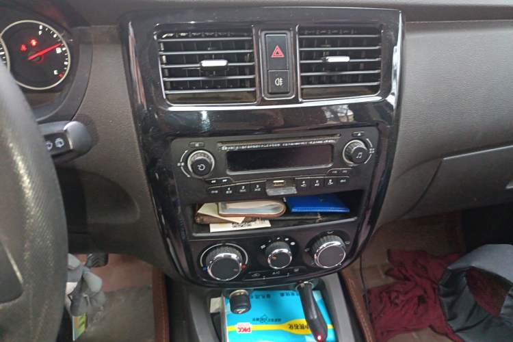 Used Wuling Rongguang V 2015 1.2L Standard Version Audio And AC Panel