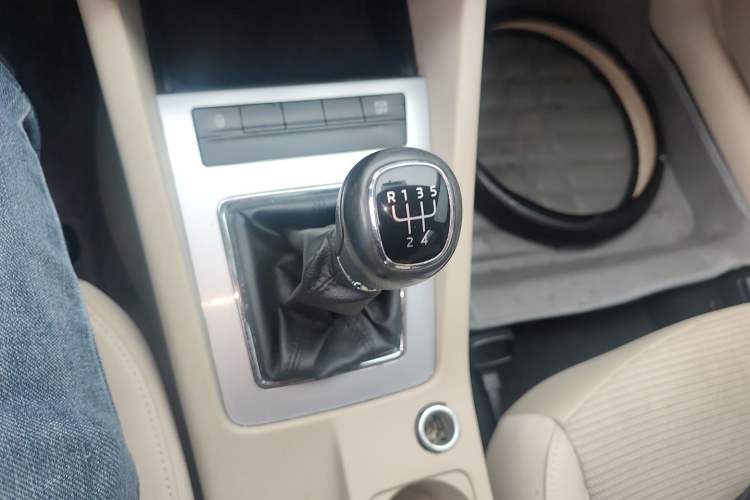 Used Skoda Octavia 2015 1.6L Manual Yijie Edition Gear Lever