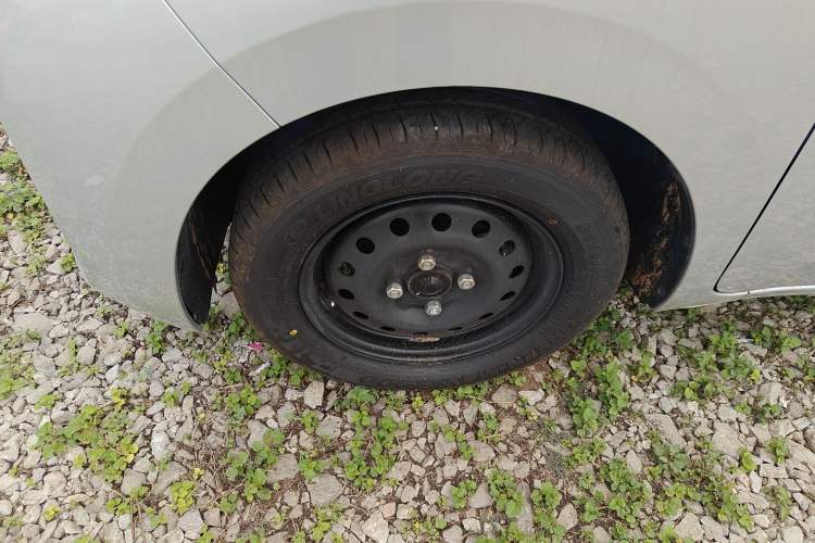 Used Wuling Zhiguang New Energy 2025 Standard Model Left Front Wheel Hub