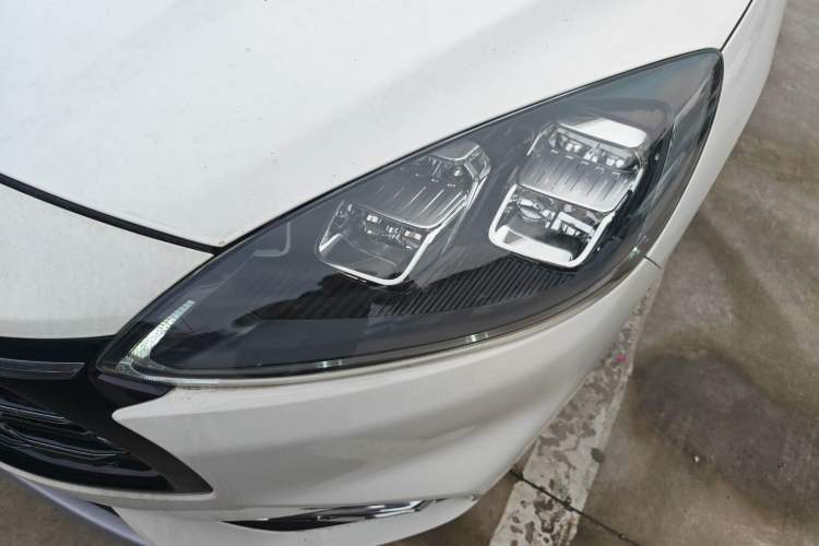 Used Ford Escape 2020 EcoBoost 245 Four-Wheel Drive Titanium Edition Left Front Headlight