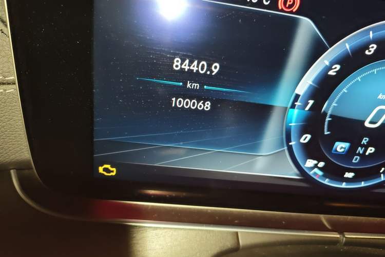 Used Mercedes-Benz E-Class 2018 E 200 L Sport Edition Odometer Close Up