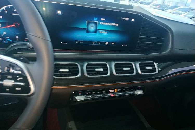 Used Mercedes-Benz GLE 2020 Restyled GLE 350 4MATIC Fashion Edition Audio And AC Panel