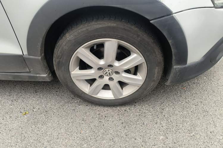 Used Volkswagen Polo 2013 1.6L Automatic Comfort Edition Right Front Wheel Hub