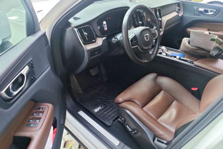 Used Volvo XC60 2023 B5 4x4 Smart Luxury Edition
