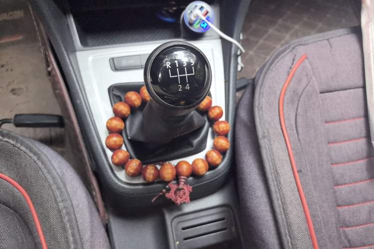 Used Volkswagen Lavida 2013 Revised Classic 1.6L Manual Fashion Edition Gear Lever