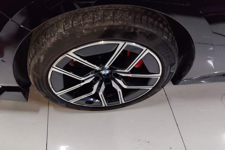 Used BMW 7 Series 2023 735Li M Sport Package Left Front Wheel Hub
