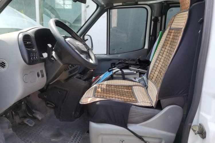 Used JMC Transit 2019 2.8T Commercial Version Long Wheelbase Mid-Roof 6-Seater Rear Single Tire China VI Emission Standard – JX493 Left Front Seat