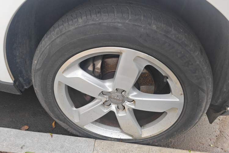 Used Audi Q5 2015 40 TFSI Comfort Model Right Front Wheel Hub