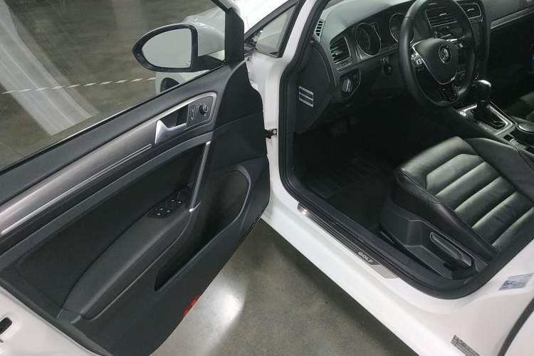 Used Volkswagen Golf 2015 1.4TSI Automatic Luxury Model Driver Seat