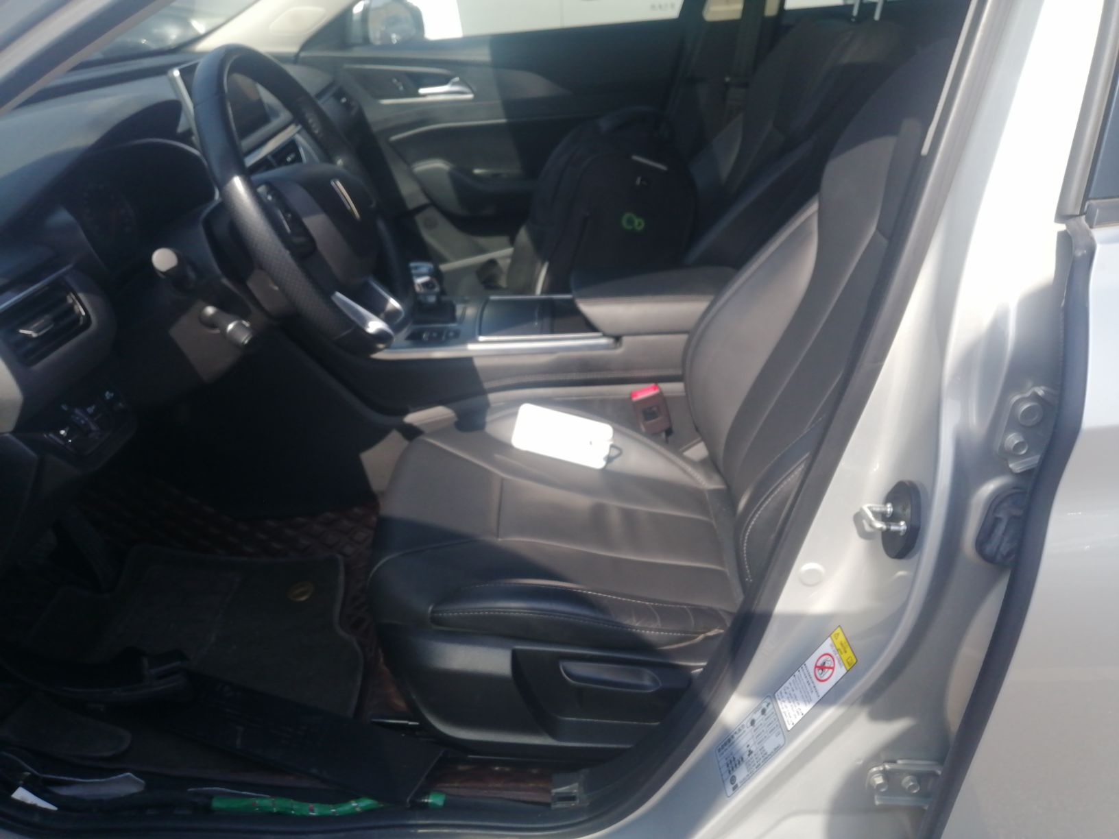 المقاعد الأمامية داخل السيارة