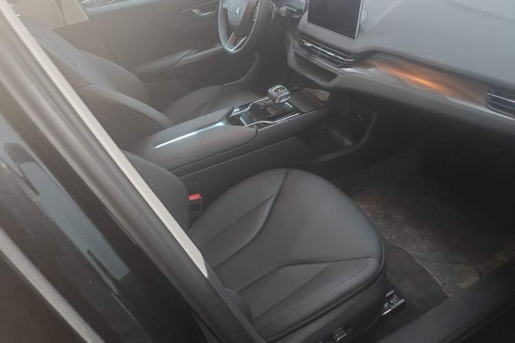 Used Hongqi E-QM5 2023 Base Travel Edition