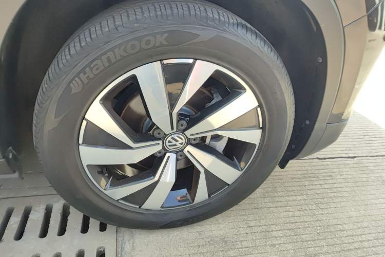 Used Volkswagen Tayron 2020 330TSI Two-Wheel Drive Luxury Smart Connectivity Version Right Front Wheel Hub