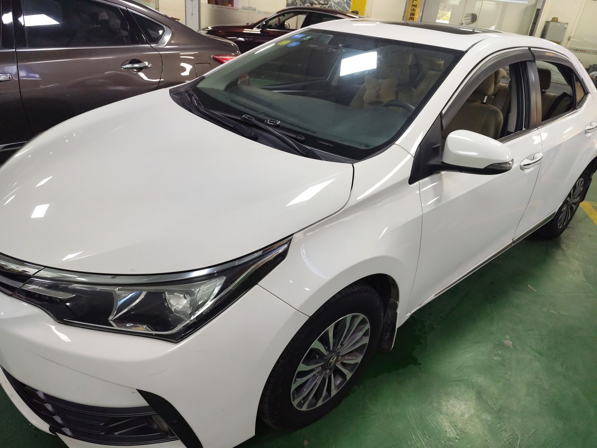 Под передней частью автомобиля