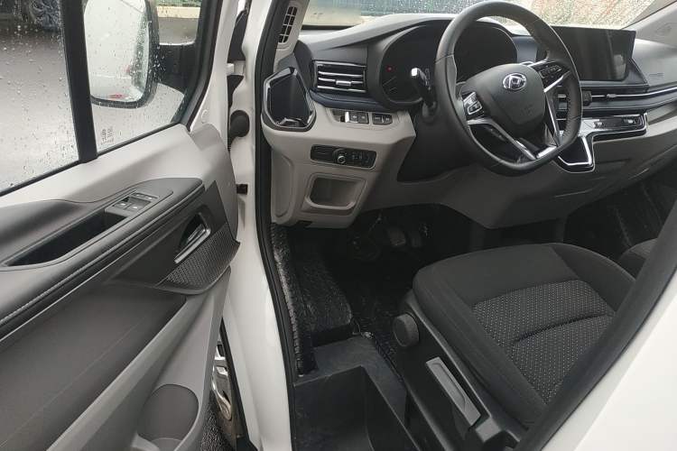 Used SAIC MAXUS Xintu V70 2023 2.0T Elite Edition Automatic Short Wheelbase Low Roof – 5/6 Seats