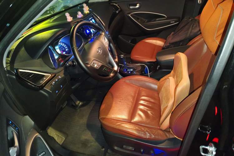 Used Hyundai Santa Fe 2013 Revised Version 2.4L Automatic All-Wheel Drive Luxury Trim