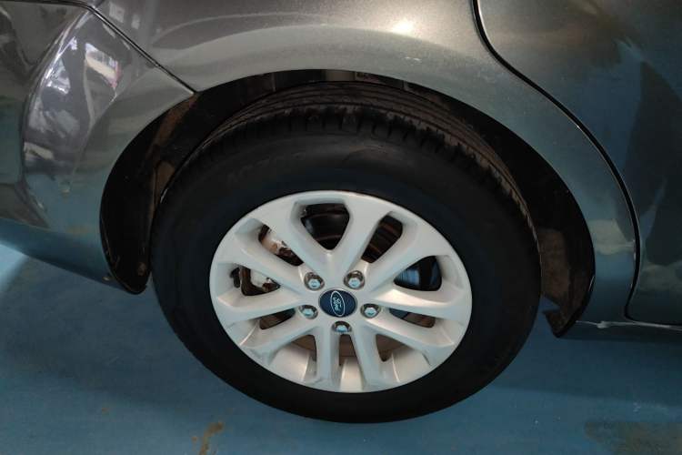 Used Ford Focus 2013 Sedan Classic 1.8L Manual Base Model