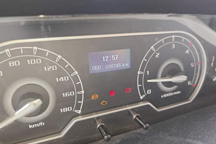 Used SAIC MAXUS Xintu V80 2018 2.5T 6-Speed Manual Elite Edition Short Wheelbase Mid-Height 5-6 Seater Odometer Close Up