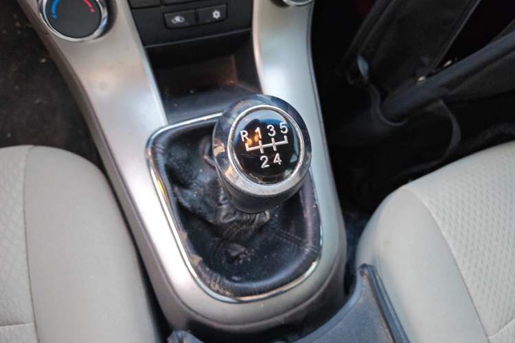 Used Chevrolet Cruze 2015 1.5L Classic SL MT Gear Lever