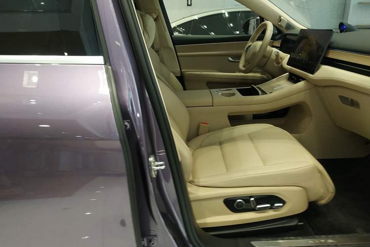 Used Hima AITO M5 2025 Extended-Range Ultra All-Wheel-Drive Version Right Front Seat