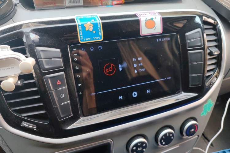 Used SAIC MAXUS Xintu V80 2019 2.5T Classic Edition 6-Speed Manual – Aoyuntong Short Wheelbase Mid-Height Design 5/6 Seats Audio And AC Panel