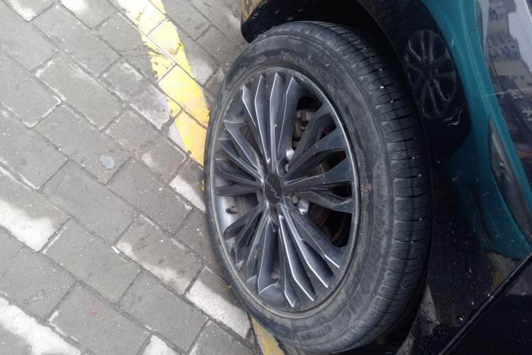 Used Dongfeng Aeolus Yixuan MAX 2023 1.5T Ultra-Stylish Trendsetting Dad Edition Right Rear Wheel Hub