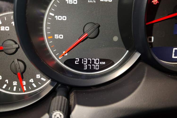 Used Porsche Cayenne 2016 Cayenne 3.0T Odometer Close Up