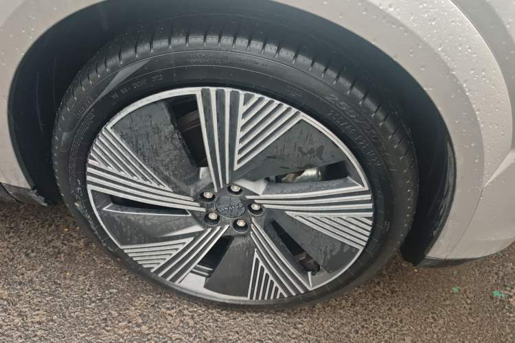 Used Lynk & Co 08 EM-P 2023 120km Long-Range Halo Right Front Wheel Hub