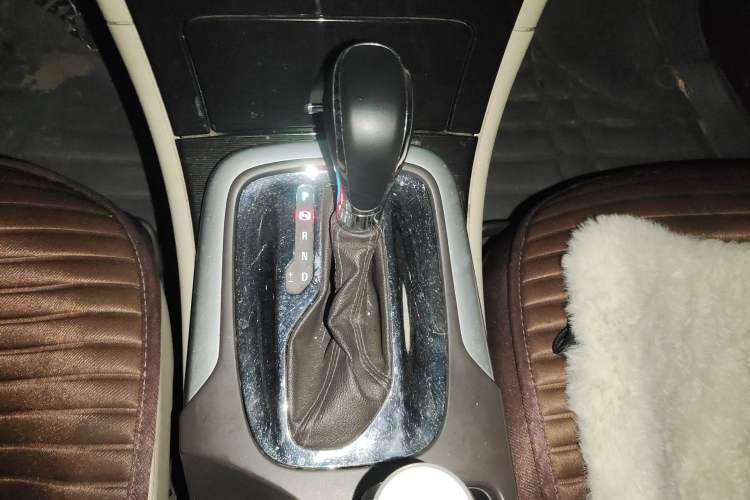 Used Buick Regal 2014 2.0L Leading Fashion Edition Gear Lever