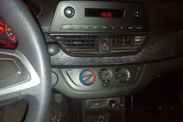 Used Baojun 310 2016 1.2L manual Comfort trim level Audio And AC Panel