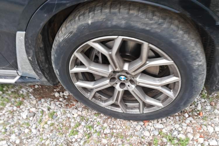 Used BMW X7 2022 xDrive40i Luxury Package with Leading Features Right Front Wheel Hub