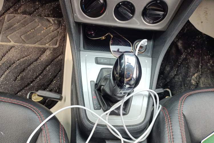 Used Volkswagen Lavida 2013 Revised Classic 1.6L Automatic Fashion Edition Gear Lever