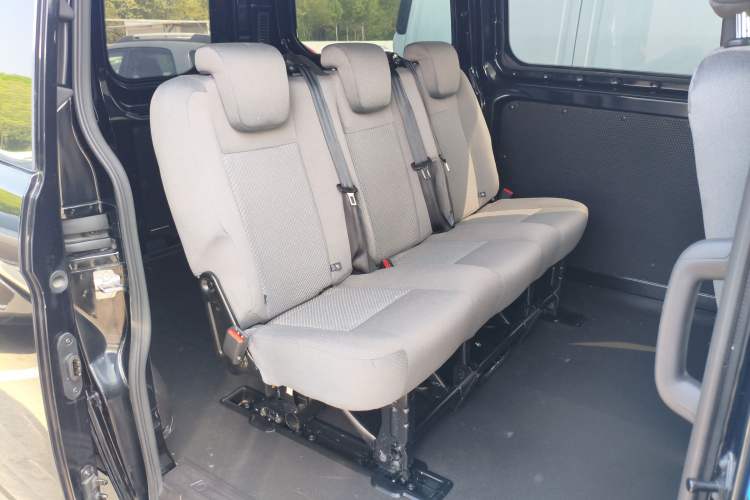 Used Ford Transit 2020 2.0T Diesel Multi-Function Commercial Vehicle Mid-Chassis Low-Roof Design with Dual Rear Doors Meeting China VI Emission Standards