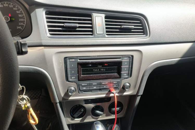 Used Volkswagen Lavida 2013 Revised Classic 1.6L Automatic Fashion Edition Audio And AC Panel