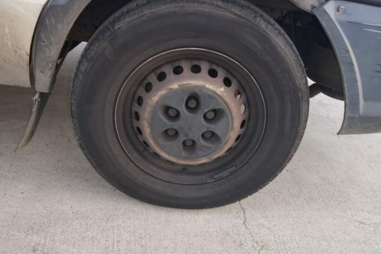 Used Iveco Daily 2020 2.5T A35 Passenger Van Single-Tire Mid-Roof Design 5-9 Seats China VI Emission Standard
