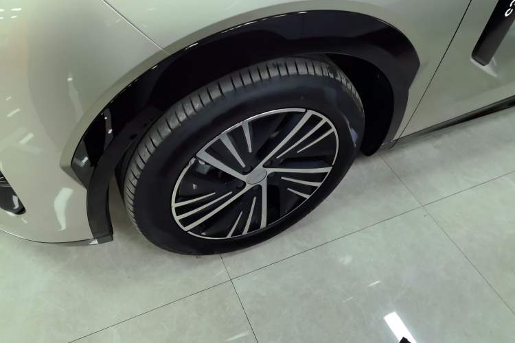 Used Lynk & Co 08 EM-P 2025 120km Long-Range Halo Left Front Wheel Hub