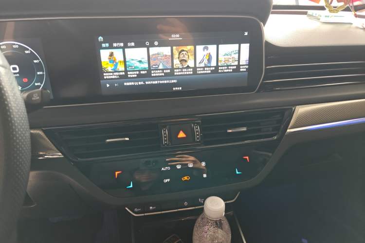 Used Hongqi HS5 2019 2.0T Smart Connect Flagship Edition Audio And AC Panel